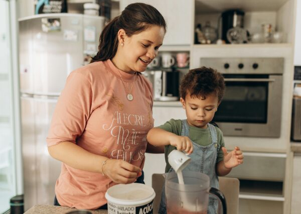 料理を楽しむ親子
