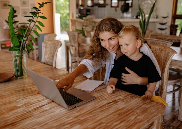 オンラインレッスンを受ける親子