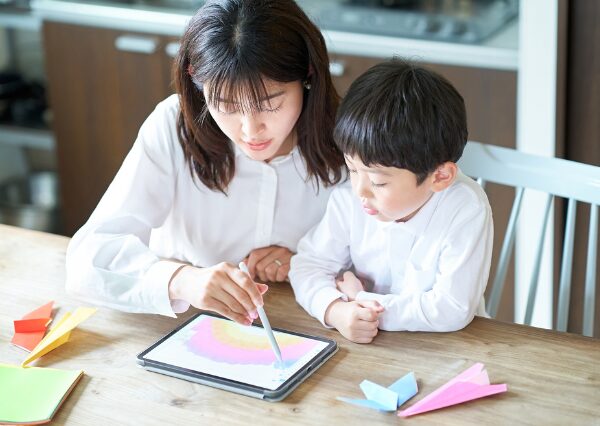 親子でタブレット学習をする様子