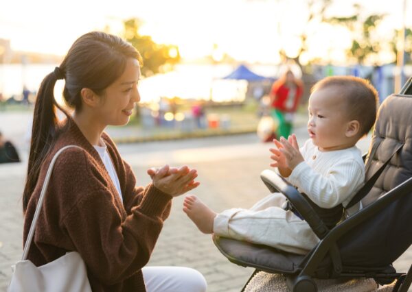 手遊びをする親子