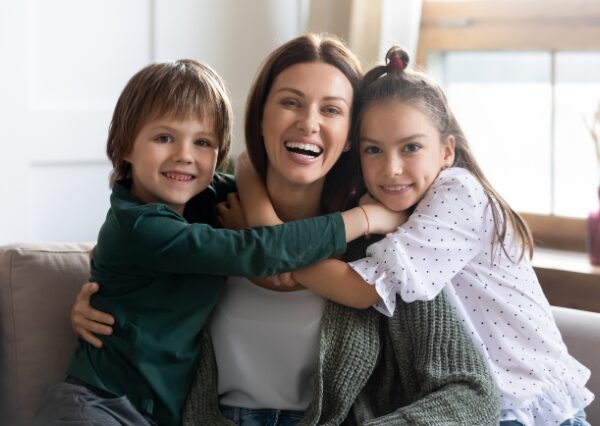 楽しい時間を過ごす親子のイメージ