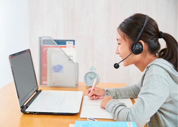 オンラインレッスンを受ける子ども