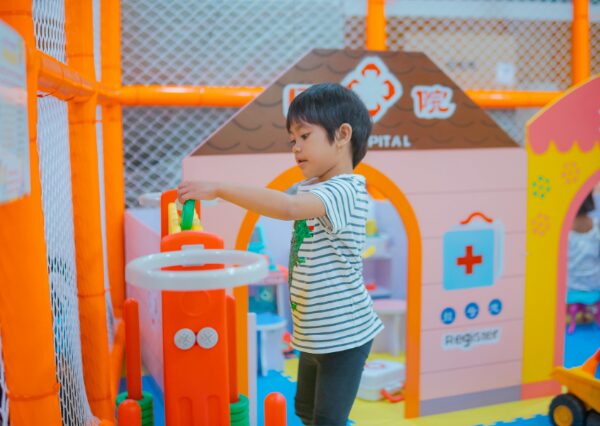 おもちゃで遊ぶ子ども