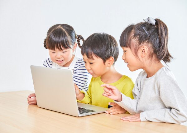 オンライン授業を受ける子どもたち