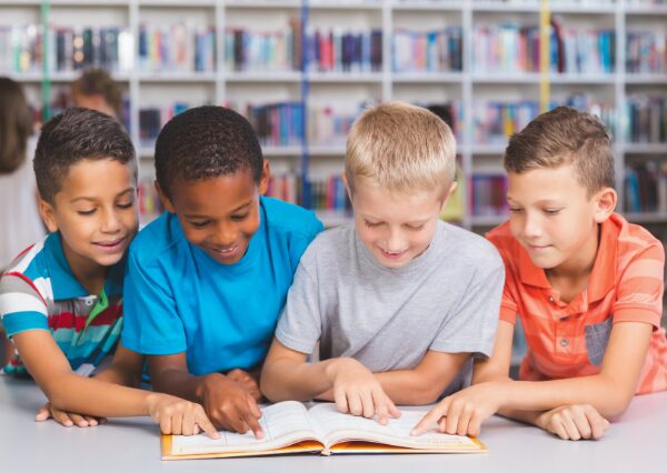 みんなで本を読む様子